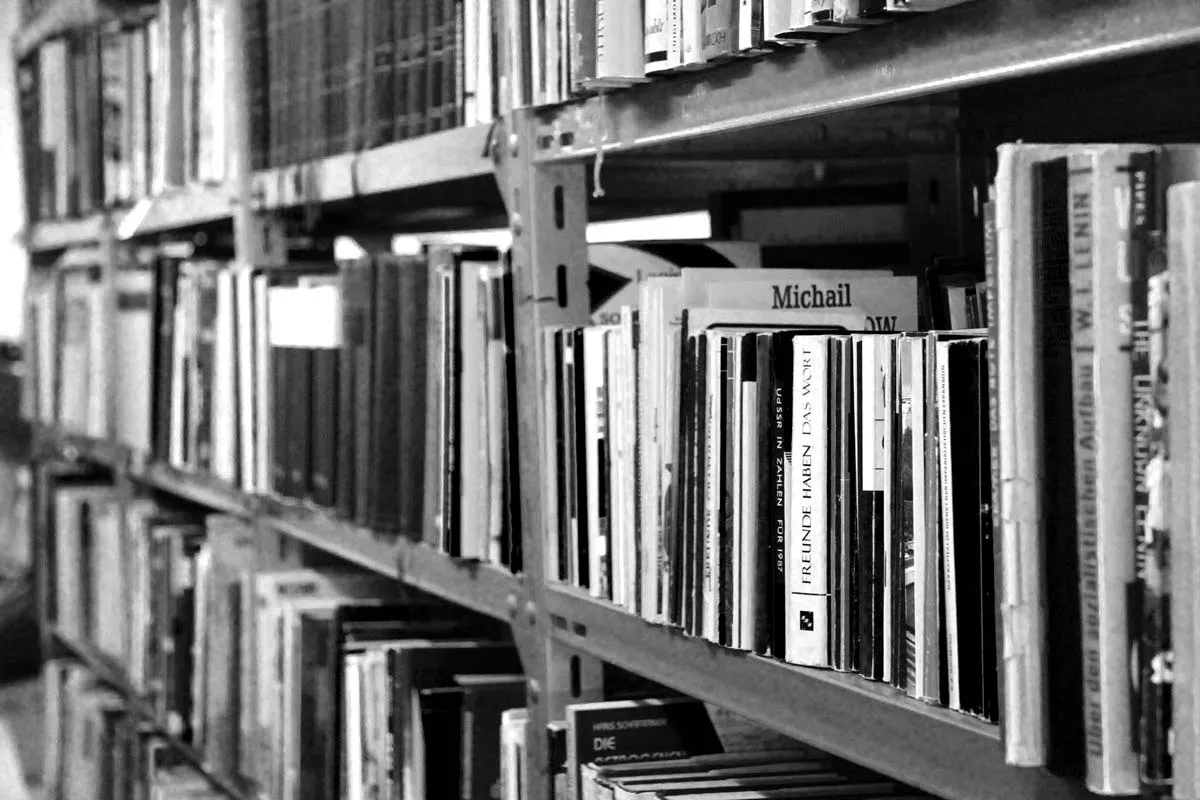 Regale der ADSB-Bibliothek