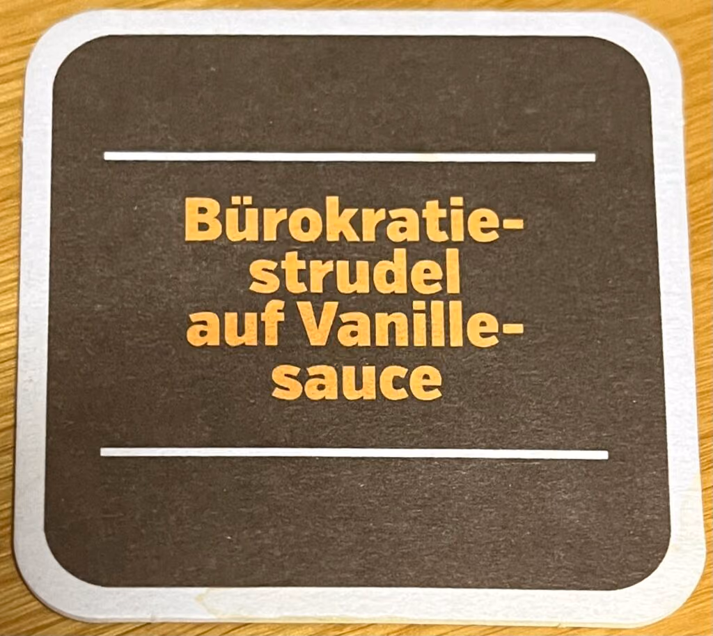 Bürokratiestrudel auf Vanillesauce