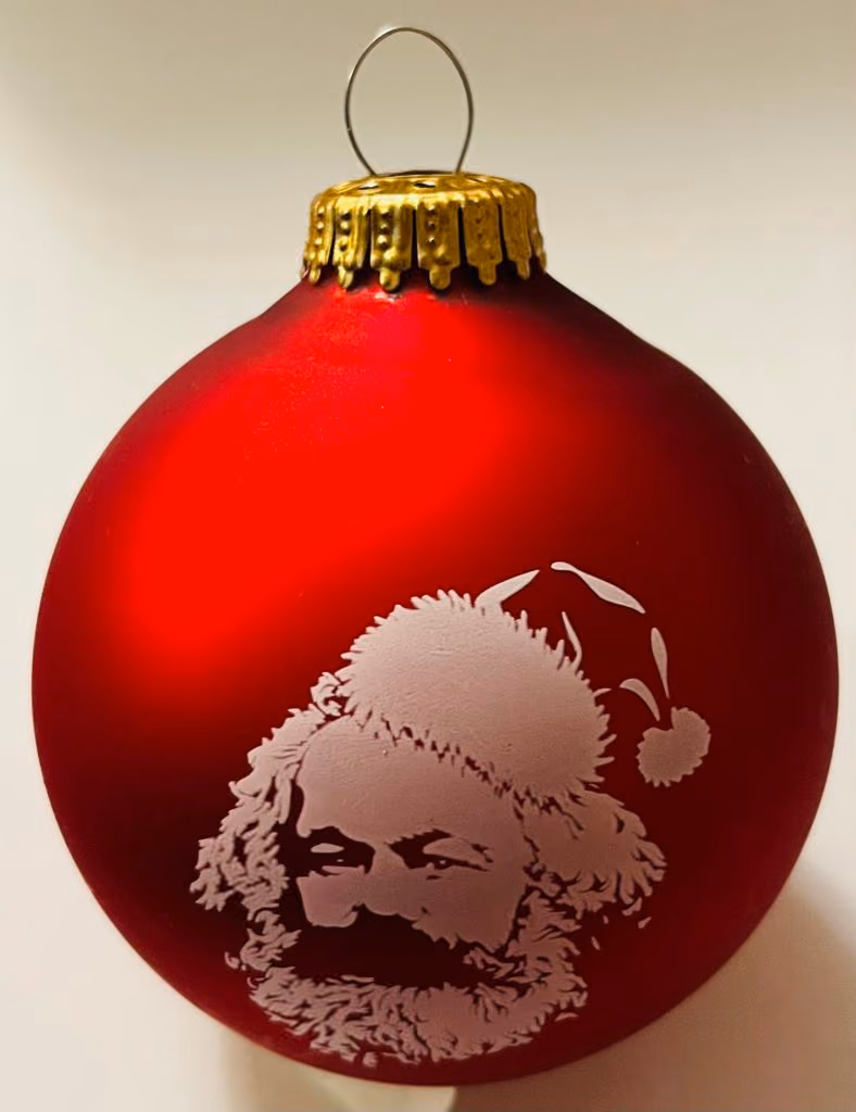Karl Marx mit Weihnachtsmütze