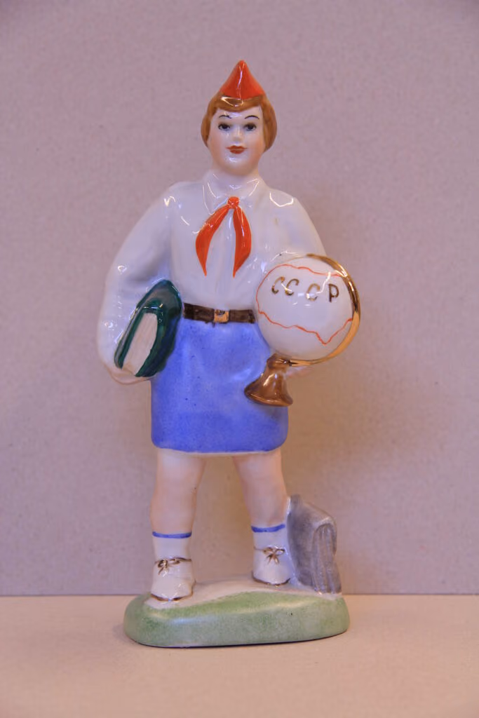 Sowjetische Schülerin in Pionieruniform