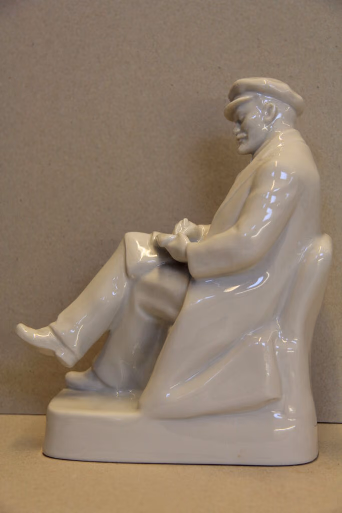 Lenin macht sich Notizen