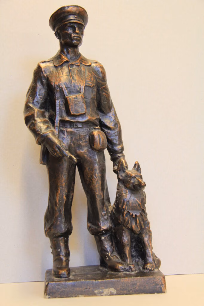 Ungarischer Grenzsoldat mit Hund