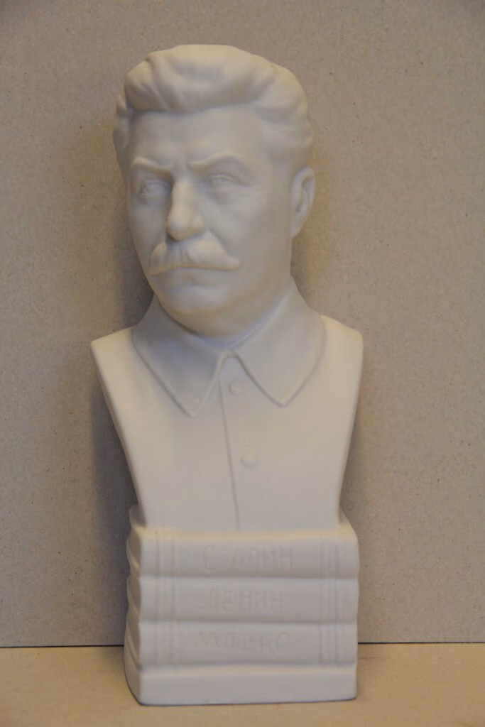 Josef Stalin Büste auf Büchern