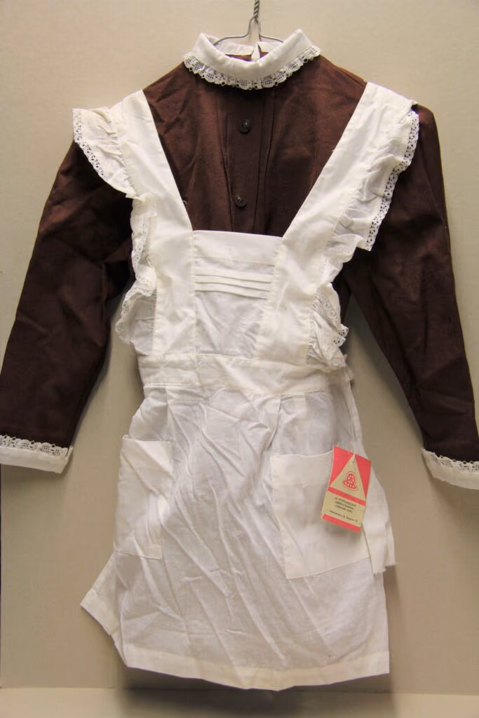 Sowjetische Schuluniform für Mädchen