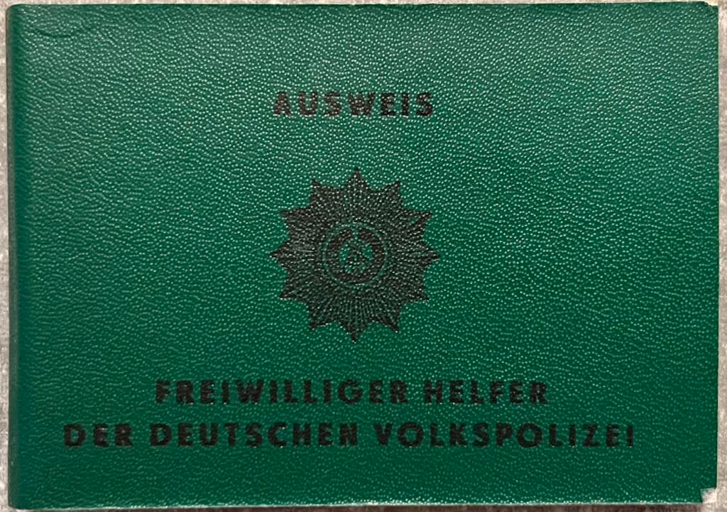 Freiwilliger Helfer der Deutschen Volkspolizei