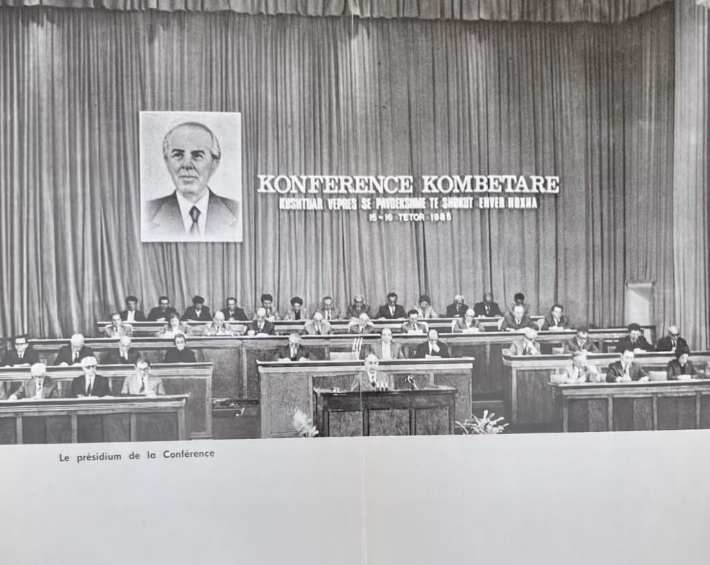 Enver Hoxha - Fahne im Kampf für Freiheit und Sozialismus - Konferenz