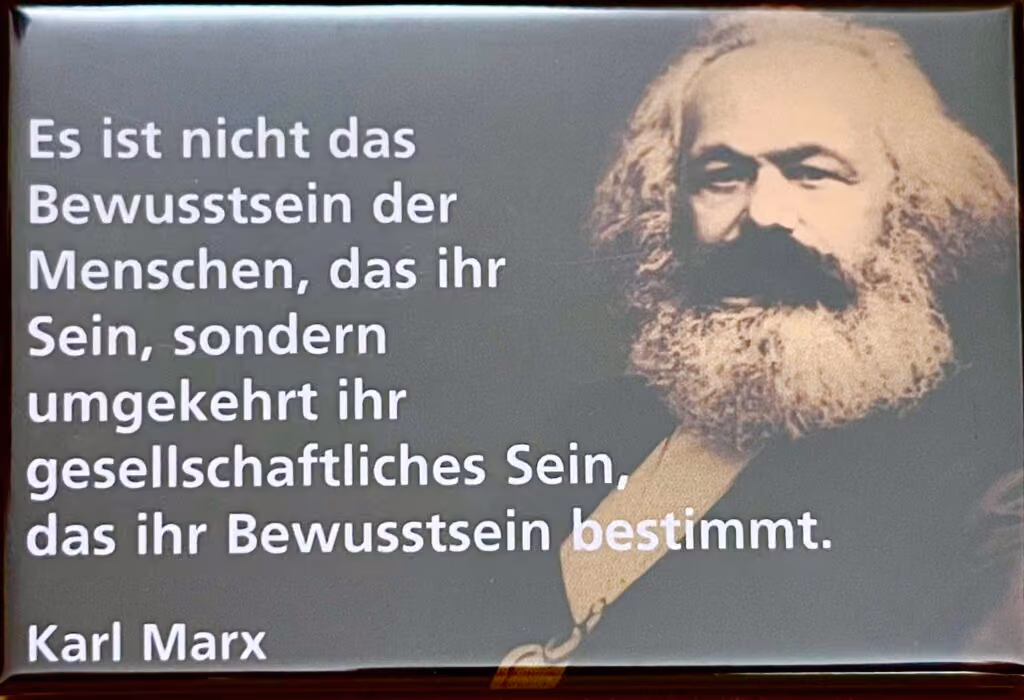 Karl Marx: Es ist nicht das Bewusstsein der Menschen, das ihr Sein, sondern umgekehrt ihr gesellschaftliches Sein, das ihr Bewusstsein bestimmt