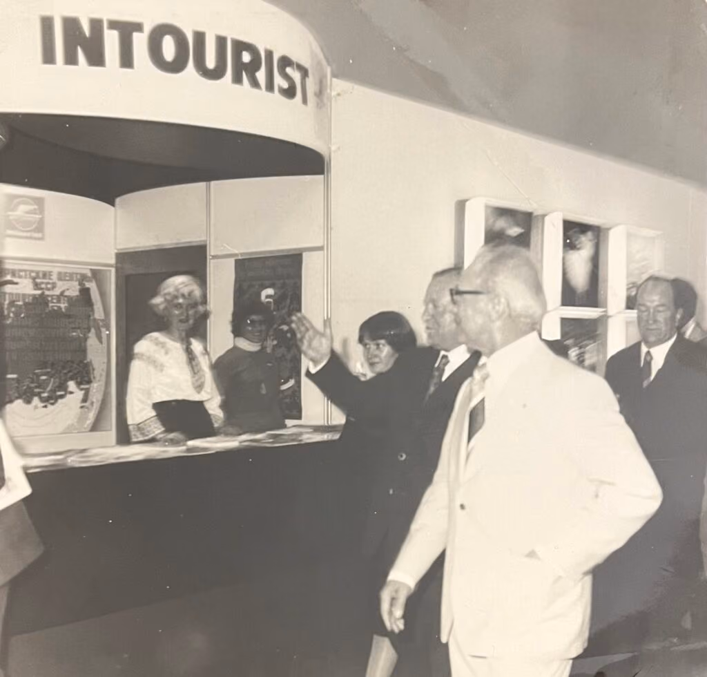 Staats- und Parteichef Erich Honecker vor dem sowjetischen Intourist Stand der Leipziger Messe