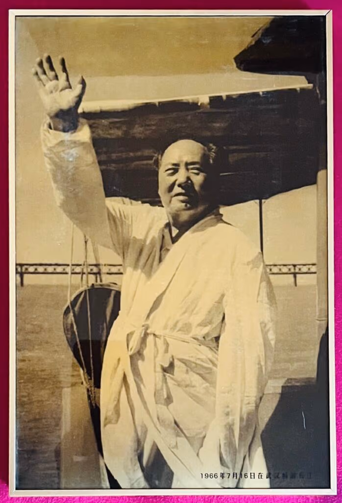 Mao Tsetung schwimmt durch den Jangtse Fluss