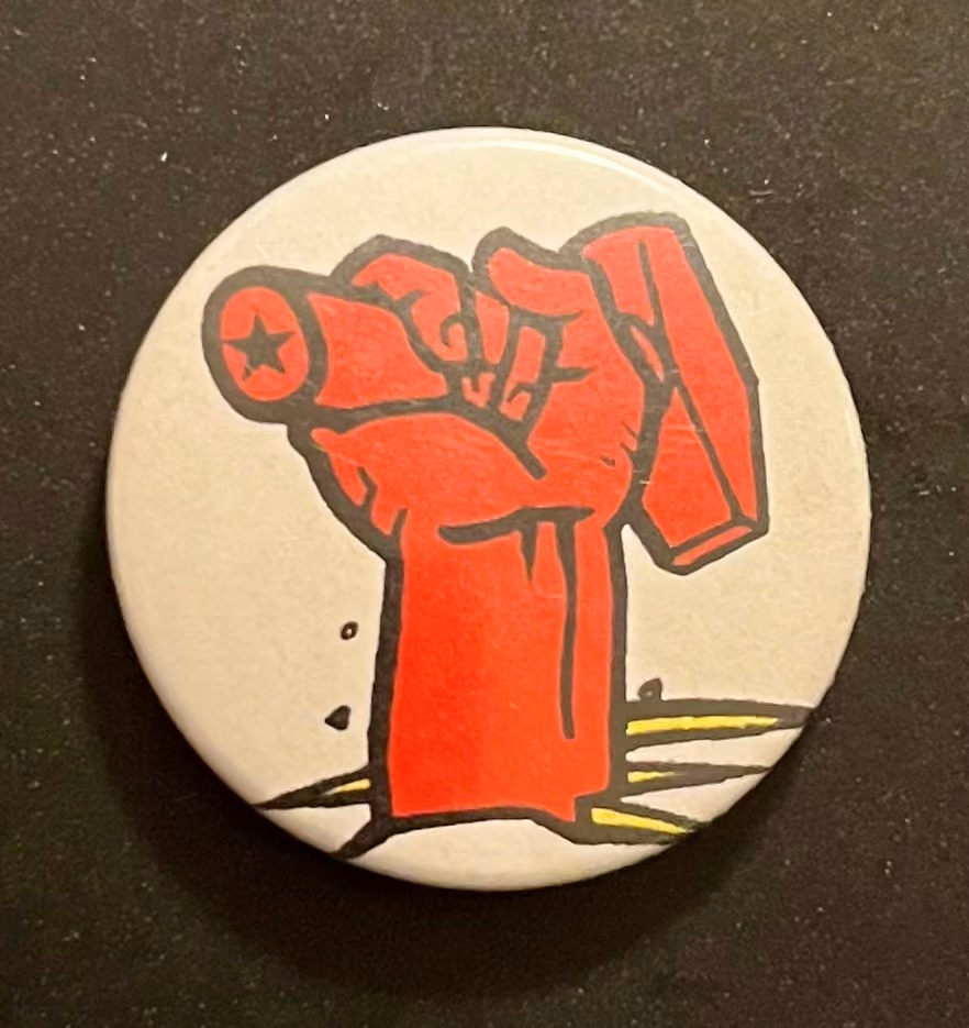 Rote Faust mit Hammer