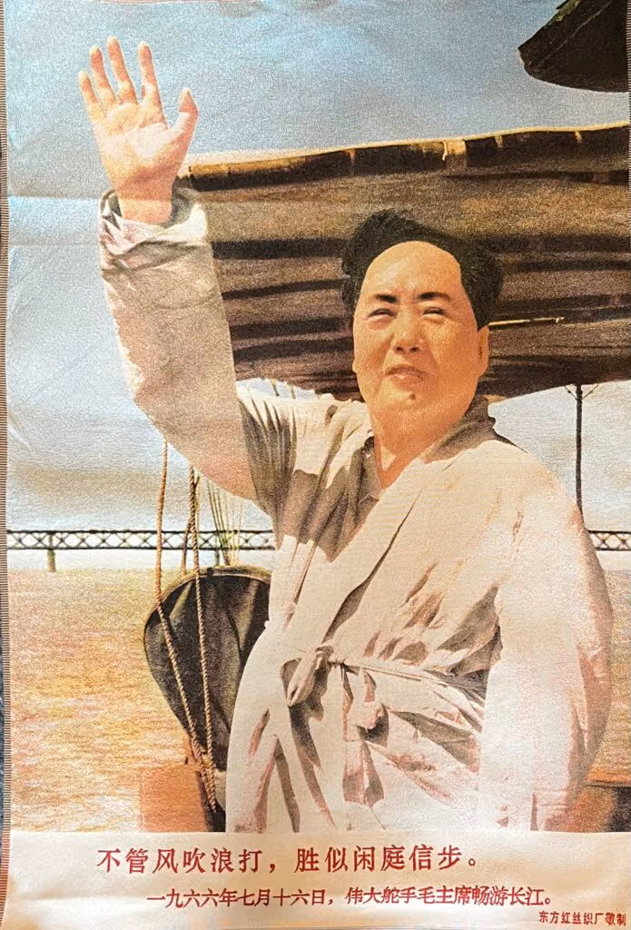 Mao Tsetung schwimmt durch den Jangtse Fluss