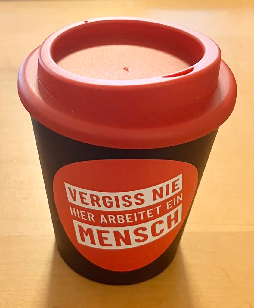 DGB - Vergiss nie: Hier arbeitet ein Mensch