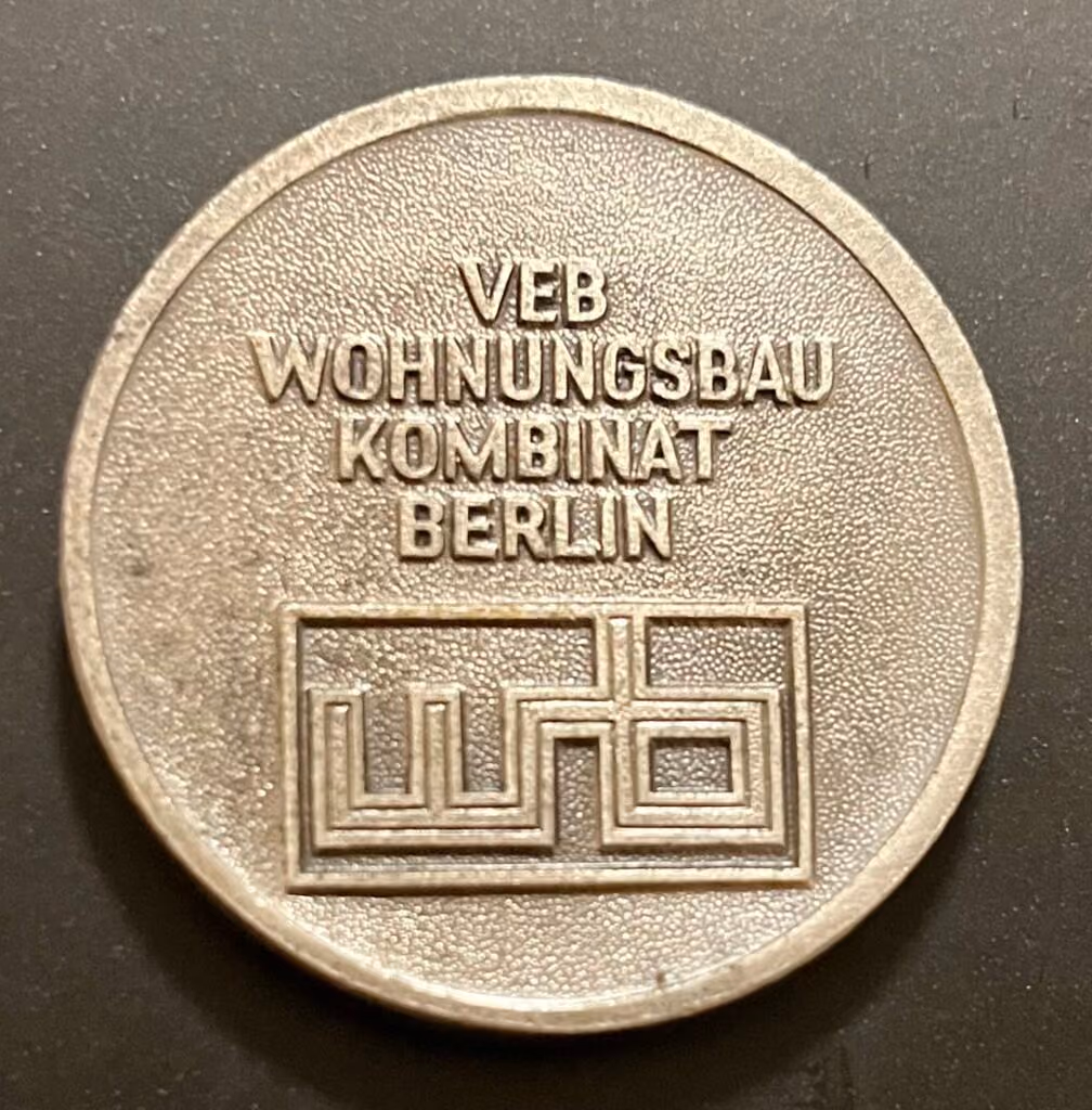 VEB Wohnbaukombinat Berlin - Brigade der ausgezeichneten Qualität