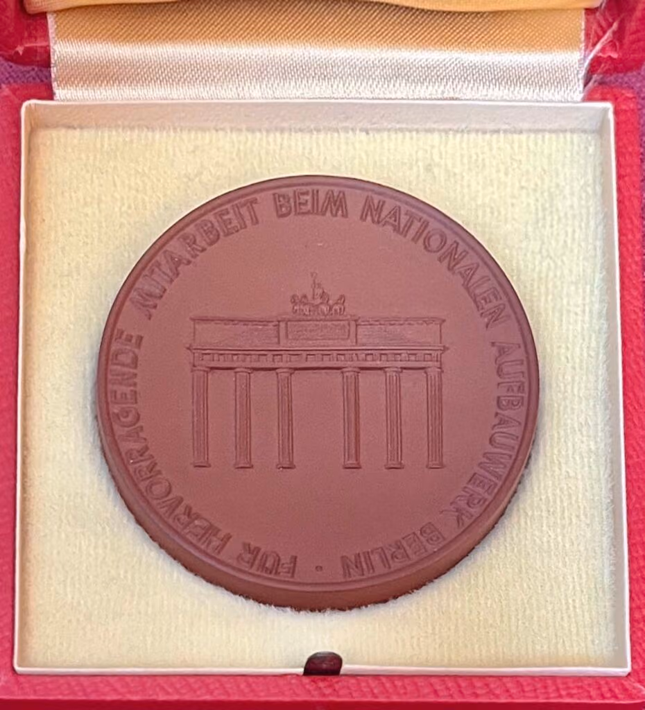 Für hervorragende Mitarbeit beim Nationalen Aufbauwerk Berlin