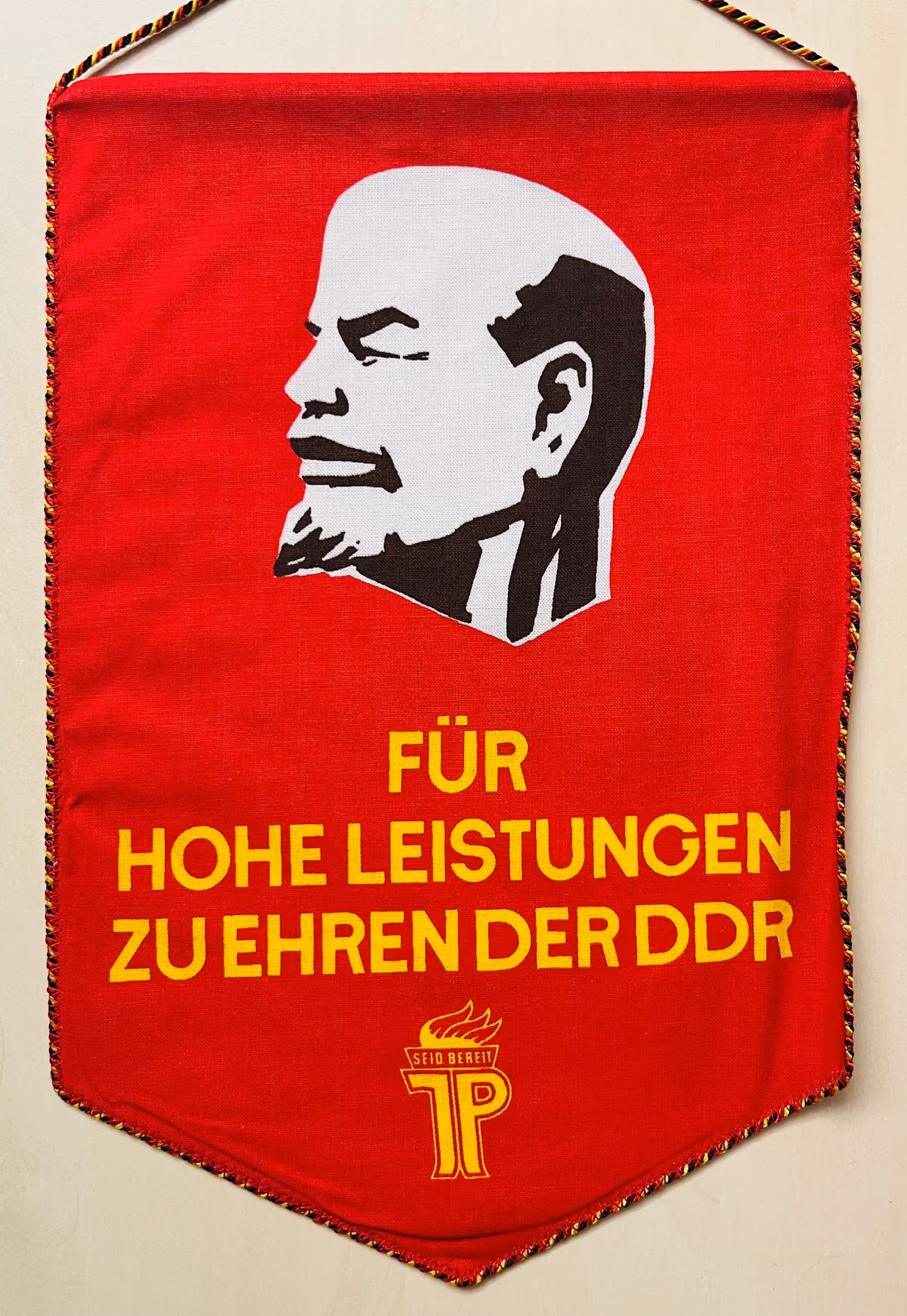 Für hohe Leistungen zu Ehren der DDR