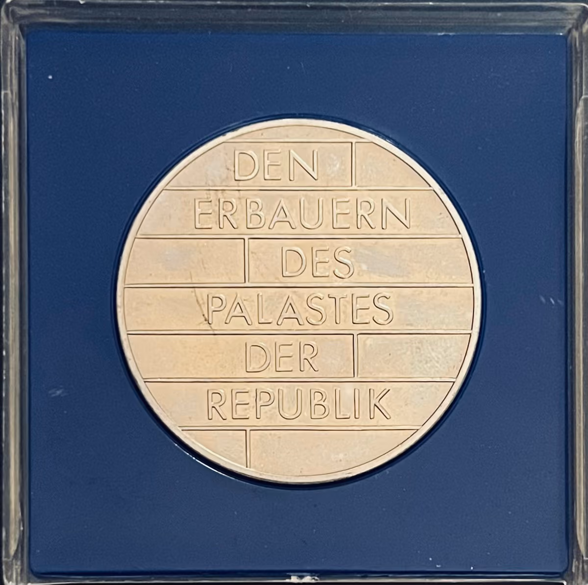 Den Erbauern des Palastes der Republik