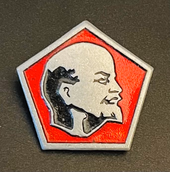 Lenin [blickt nach rechts]