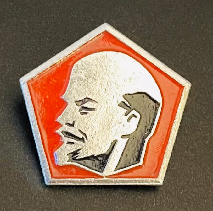 Lenin [blickt nach links]