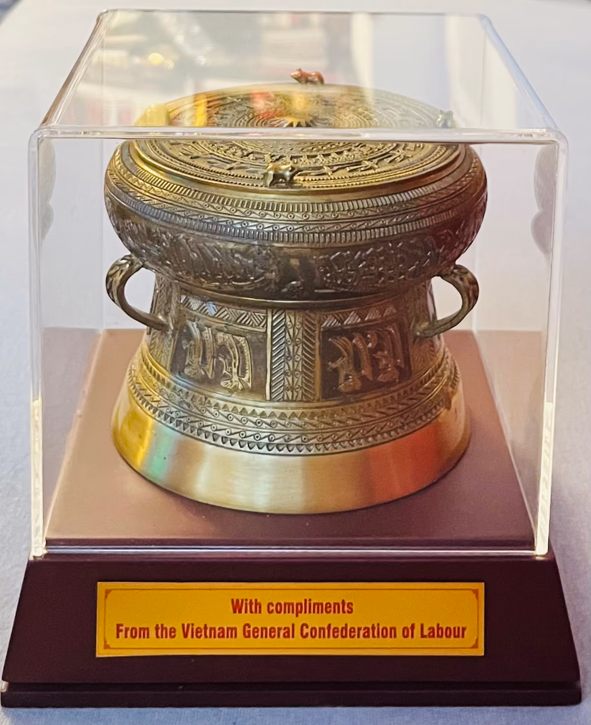 Geschenk des Vietnamesischen Generalverband der Arbeit