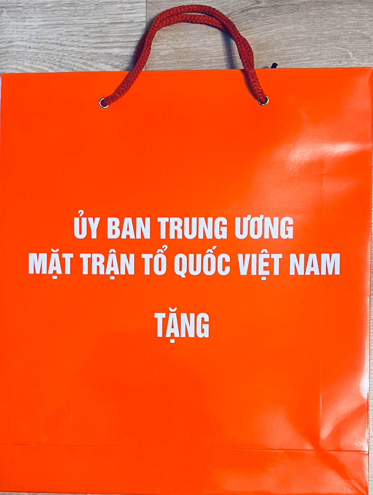 Geschenk des Zentralkomitees der Vaterländischen Front Vietnams