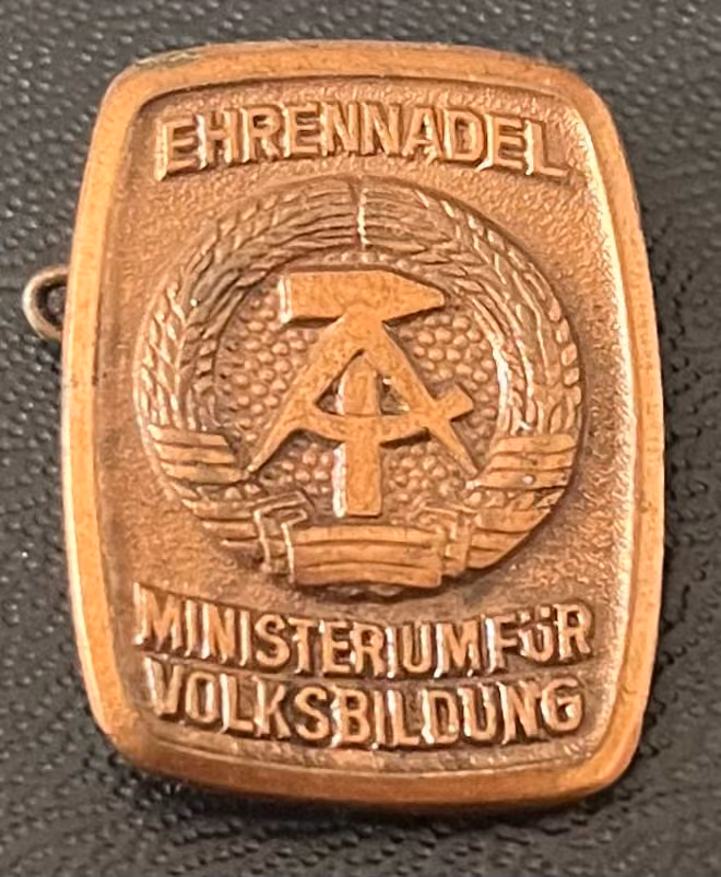 Ministerium für Volksbildung - Ehrennadel