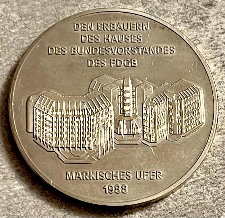 Den Erbauern des Hauses des Bundesvorstandes des FDGB - Märkisches Ufer 1988