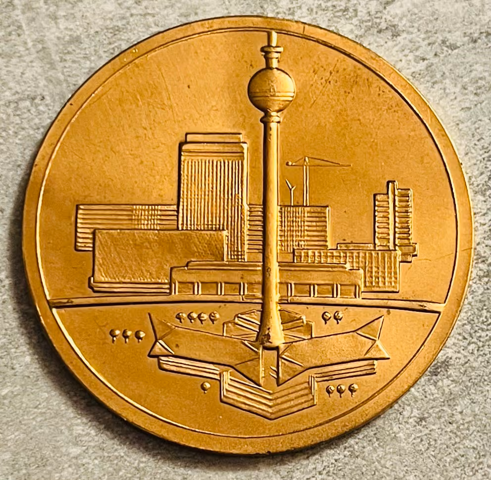 Den Erbauern des Stadtzentrums von Berlin zum 20. Jahrestag der Deutschen Demokratischen Republik