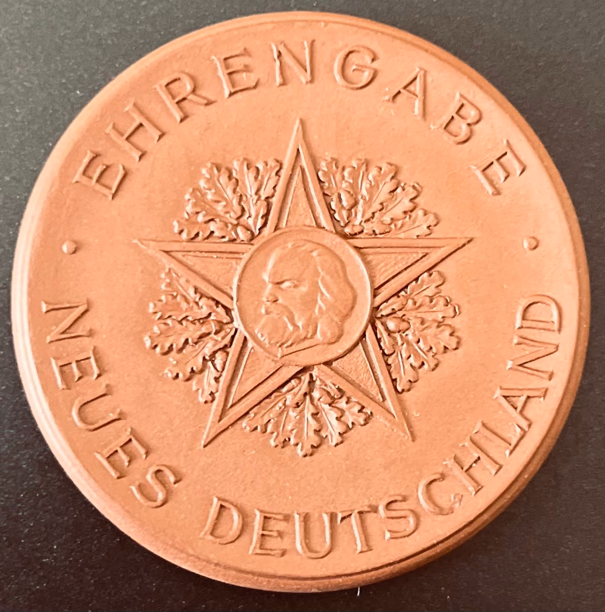 Neues Deutschland - Organ des Zentralkomitees der Sozialistischen Einheitspartei Deutschlands - Ehrengabe