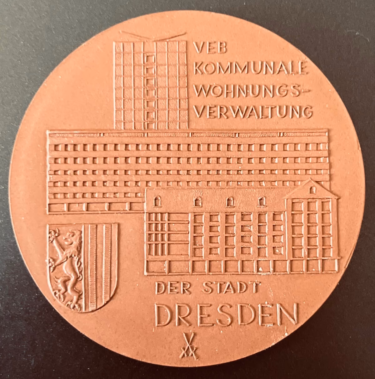 VEB Kommunale Wohnungsverwaltung der Stadt Dresden - 30 Jahre für gute Leistungen im Schrittmaß