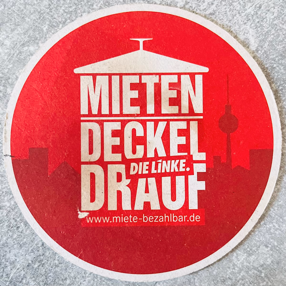 Die Linke - Mietendeckel drauf - Bierdeckel drunter